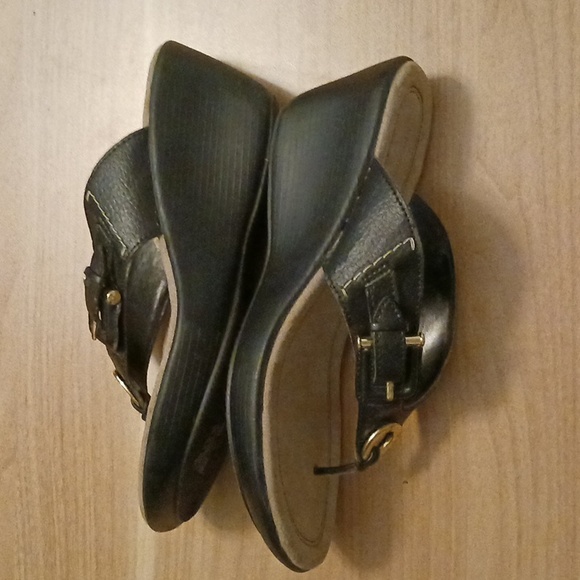 Predictions "Meridith" Black Thong Sandals in Size 7.5 - Picture 6 of 16